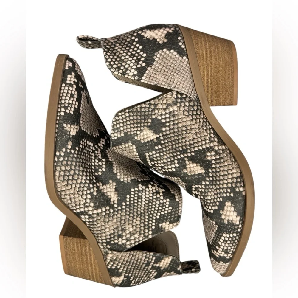 UNIVERSAL THREAD CARI GRAY SNAKE PRINT CUT OUT ANKLE BOOTIES BOOTS WOMENS SZ 7